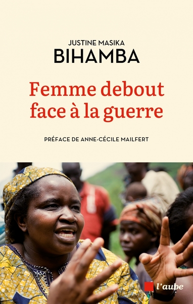 Image de Femme debout face à la guerre