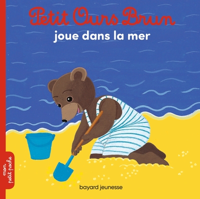 Image de Petit Ours Brun joue dans la mer