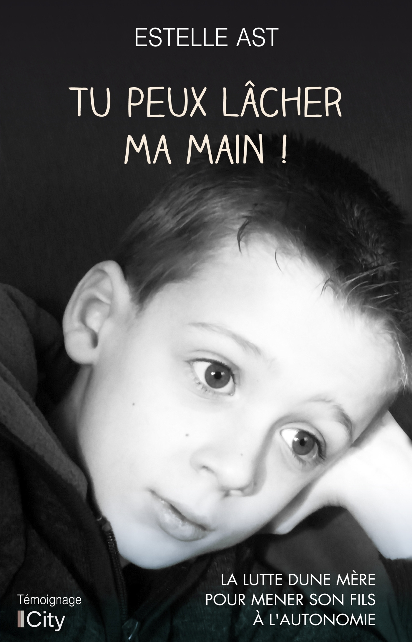 Tu peux lâcher ma main !, La lutte d'une mère pour mener son fils à l'autonomie (9782824618371-front-cover)