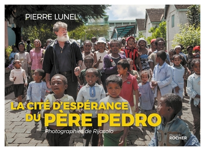 La cité d'espérance du père Pedro, Photographies de Rijasolo (9782268099996-front-cover)
