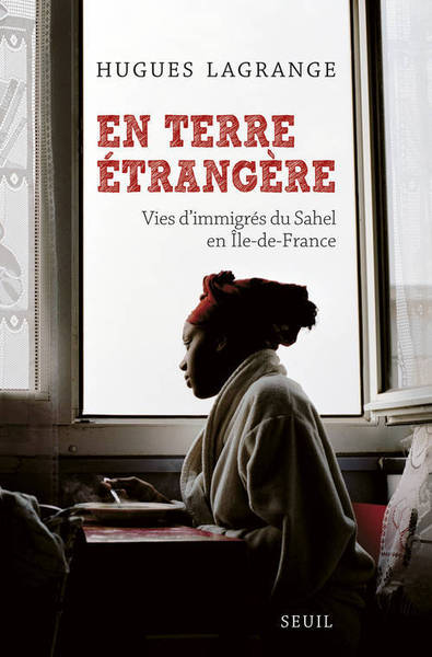 En terre étrangère, Vies dimmigrés du Sahel en Île-de-France (9782021095548-front-cover)