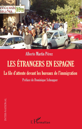 Les étrangers en Espagne, La file d'attente devant les bureaux de l'immigration (9782296104914-front-cover)