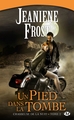 Chasseuse de la nuit, T2 : Un pied dans la tombe (9782811203443-front-cover)