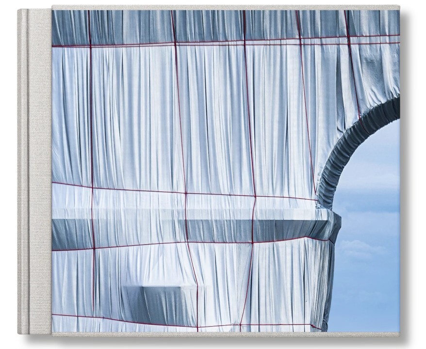 Christo and Jeanne-Claude. L'Arc de Triomphe, Wrapped, Paris (GB/FR/ALL)