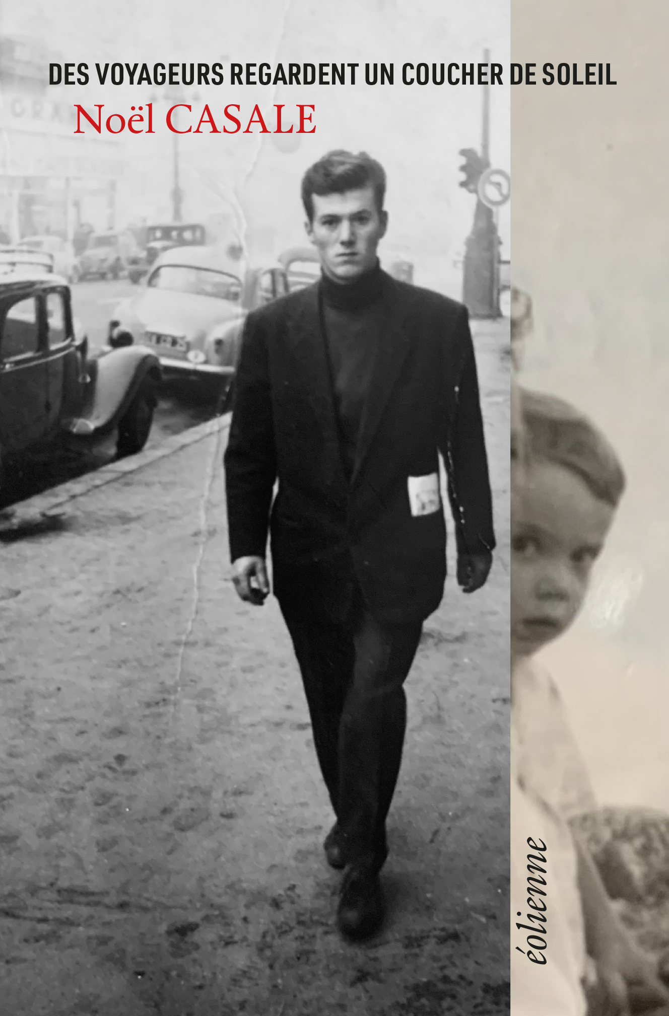 Des voyageurs regardent un coucher de soleil