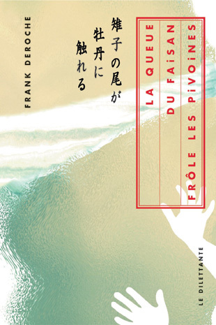 La queue du faisan frôle les pivoines