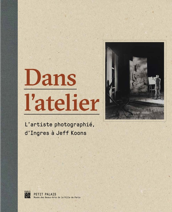dans l'atelier, l'artiste photographie