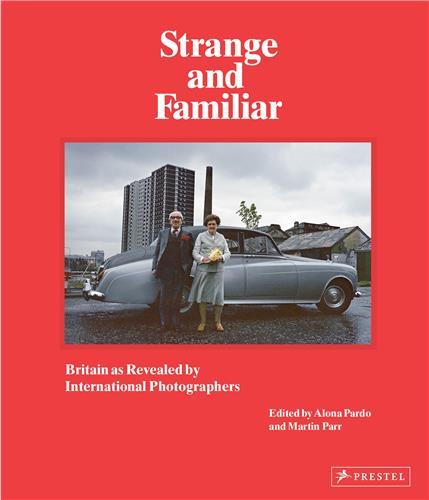 Strange and Familiar: Britain as Revelaed by International Photographers /anglais