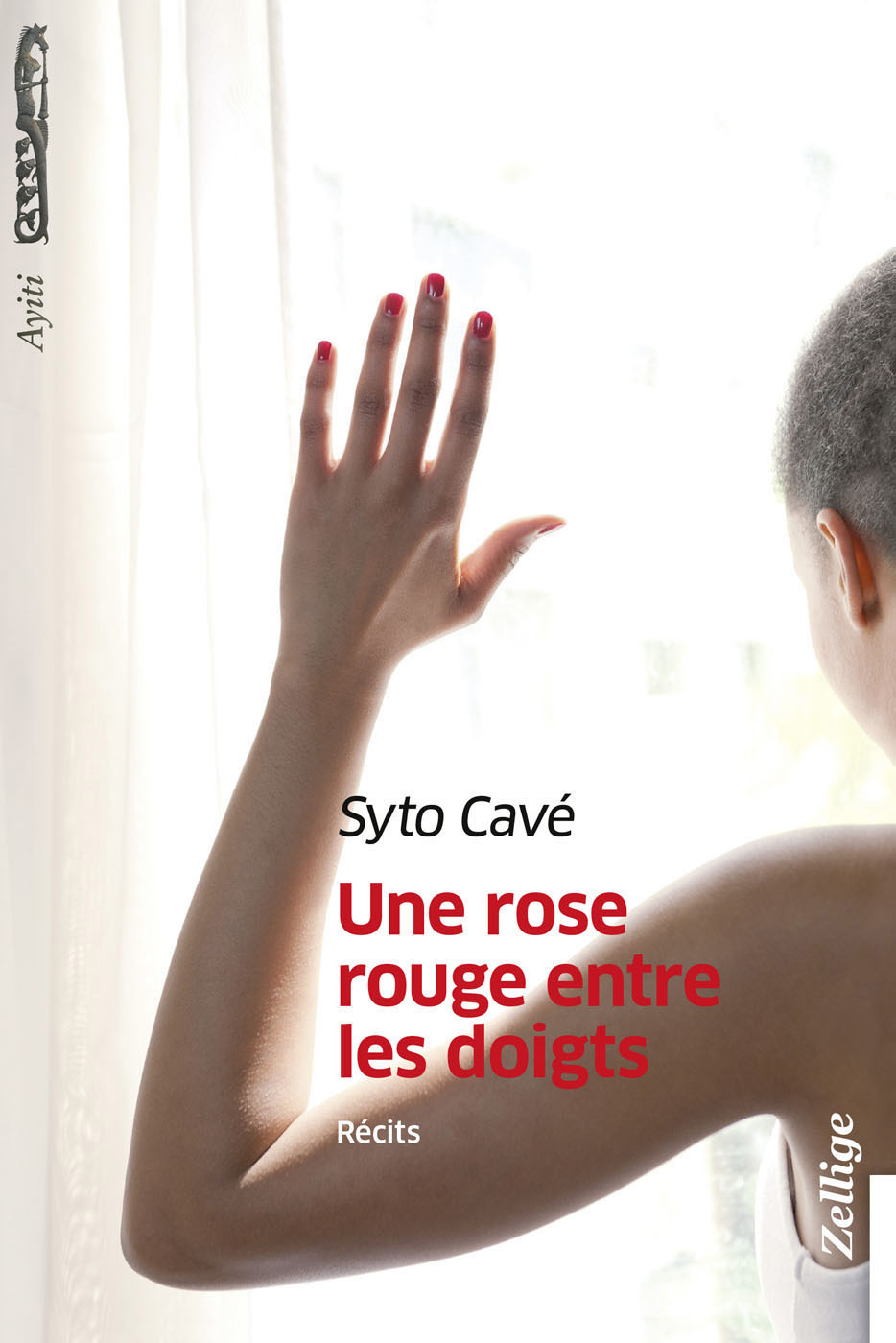 Une Rose Rouge Entre Les Doigts