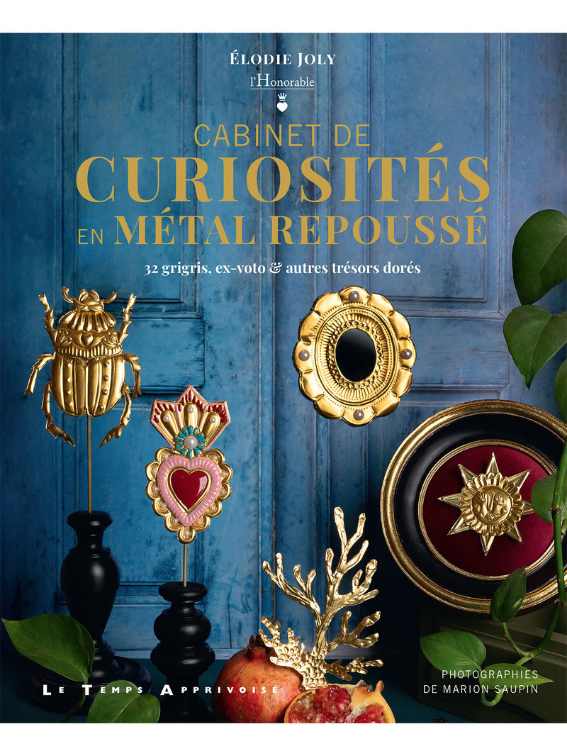 Cabinet de curiosités en métal repoussé - 32 grigris, ex-voto & autres trésors dorés