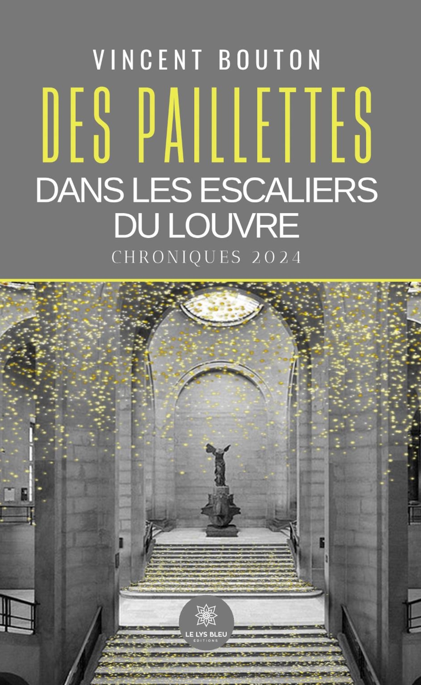 Des paillettes dans les escaliers du Louvre