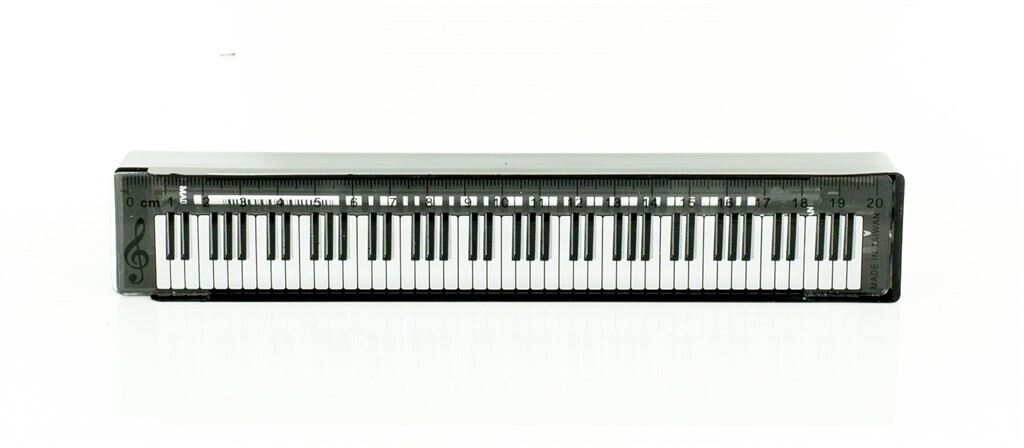 BOITE CONTENANT UNE REGLE DE 20CM AVEC DECORATION DE CLAVIER DE PIANO + 12 CRAYONS HB