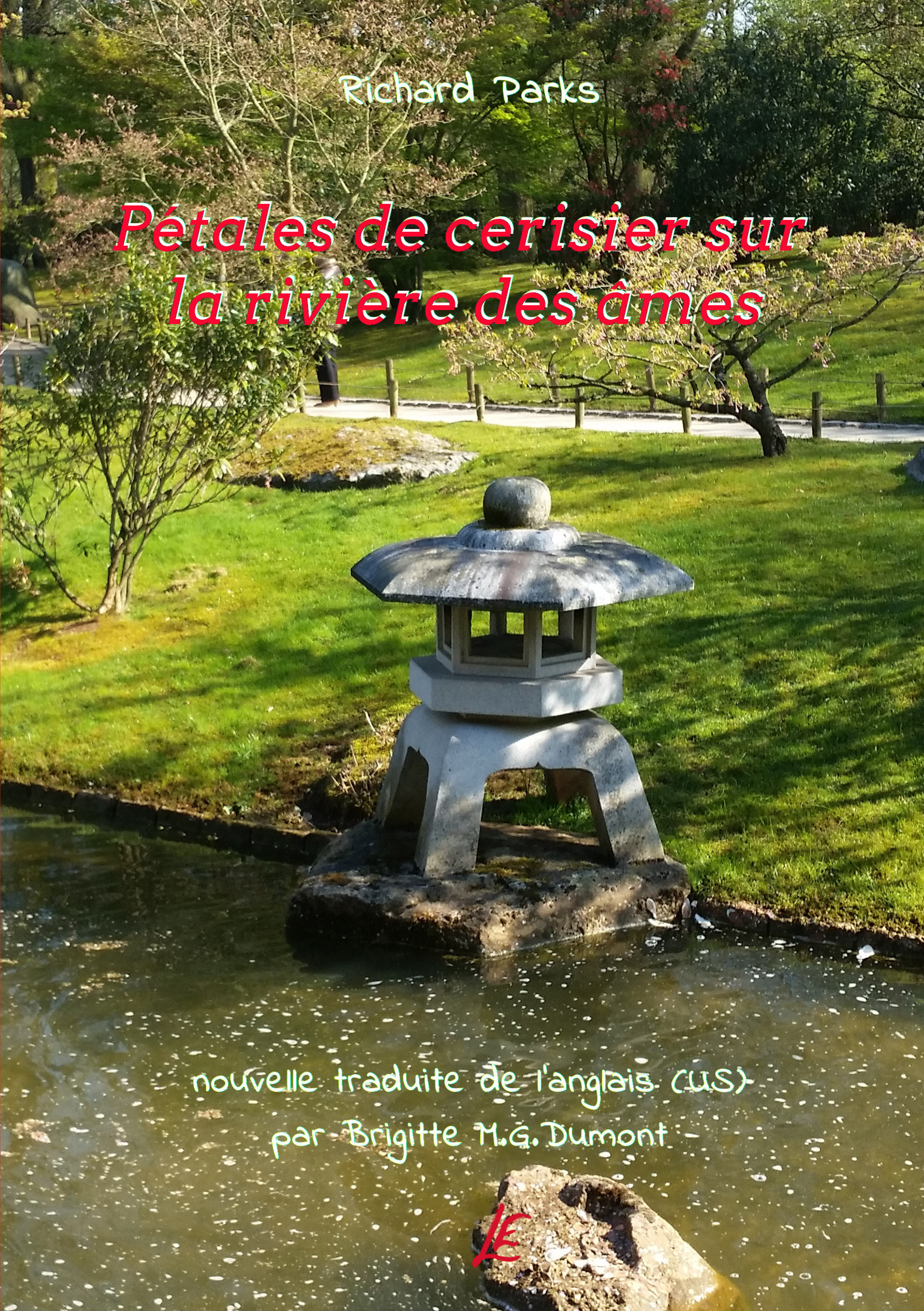 Pétales de cerisier sur la rivière des âmes