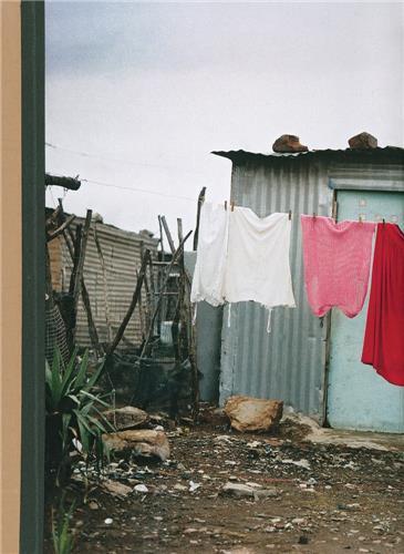 Lindokuhle Sobekwa I Carry Her Photo with Me /anglais