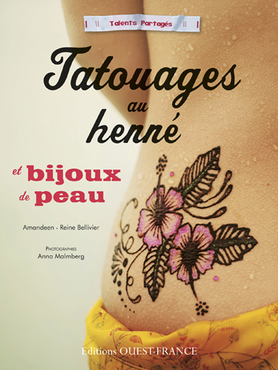 Tatouages au henné et bijoux de peau