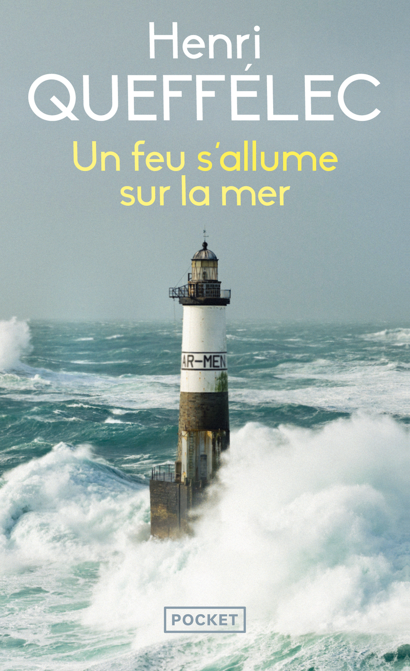 Un feu s'allume sur la mer