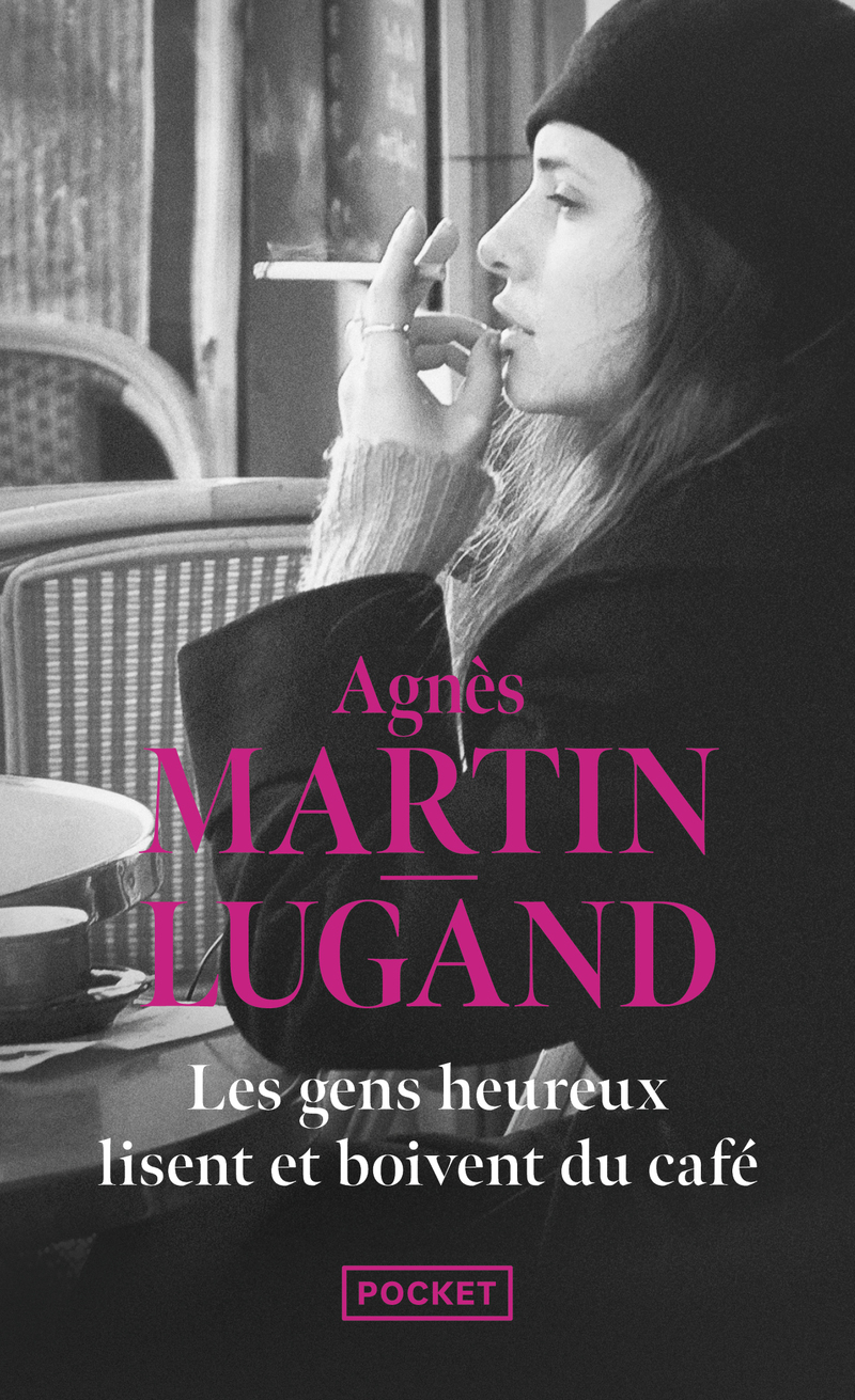 Les gens heureux lisent et boivent du café