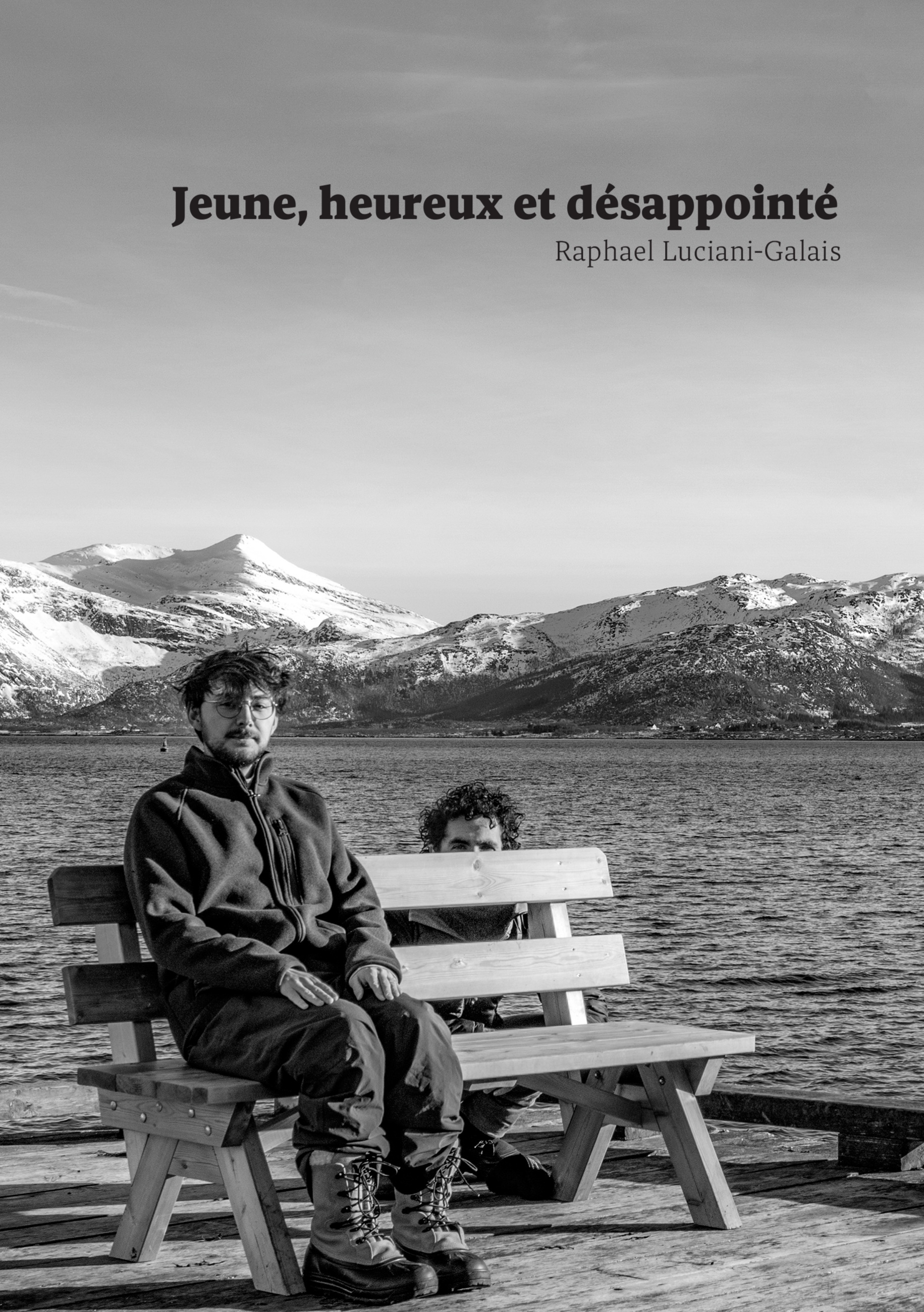 Jeune, heureux et désappointé