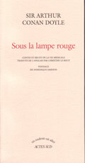 Sous la lampe rouge