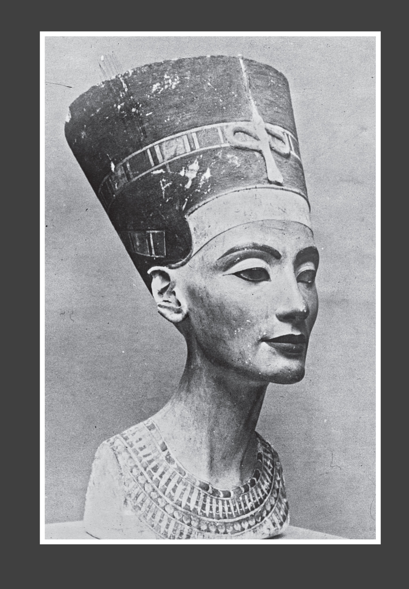 Carnet ligné : Tête de la statue de la reine Néfertiti. Photographie de presse / Agence Rol (1923).