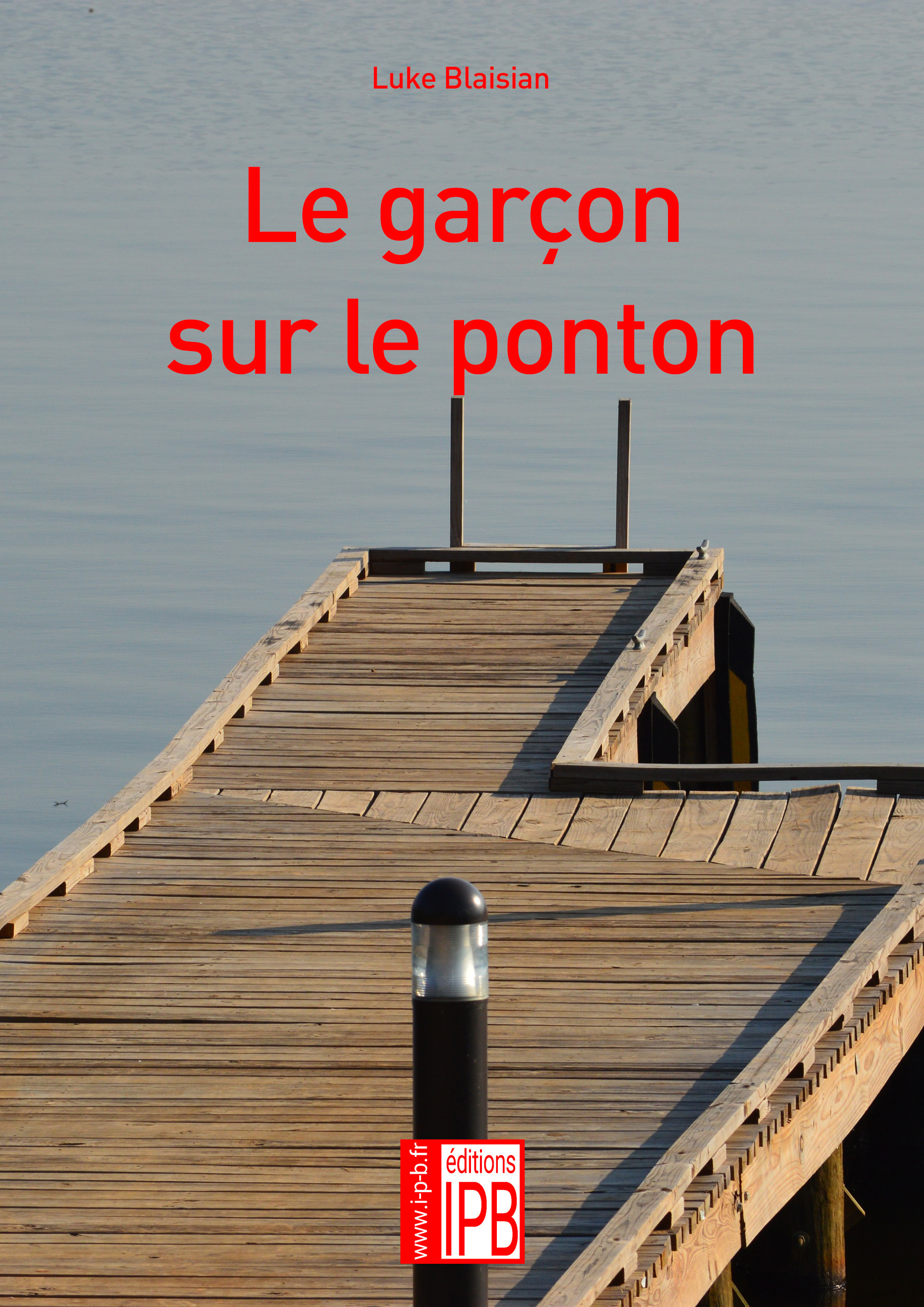Le garçon sur le ponton
