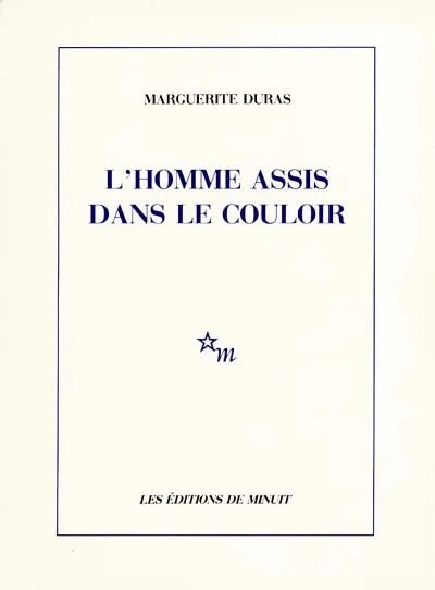 L'homme assis dans le couloir