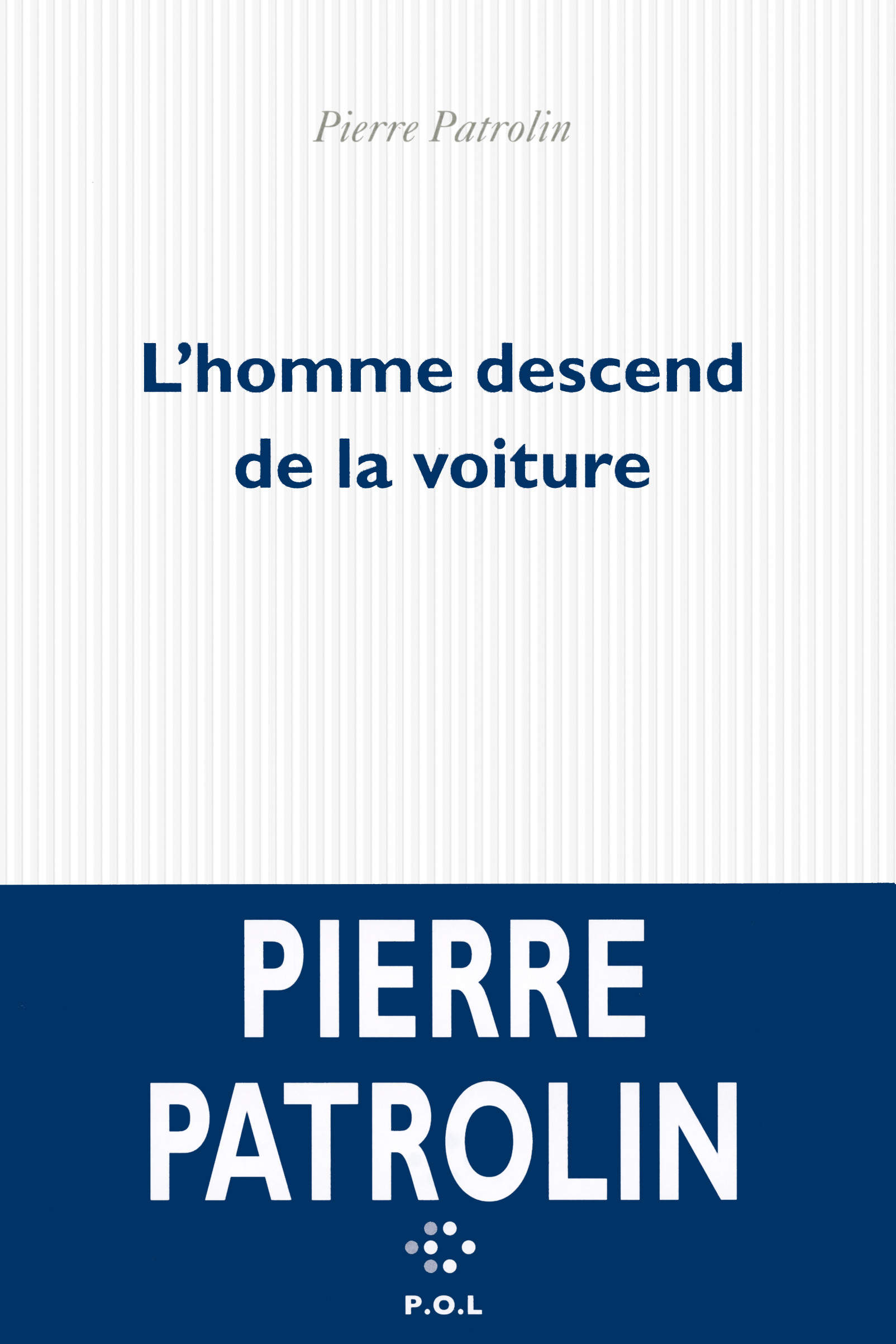 L'homme descend de la voiture