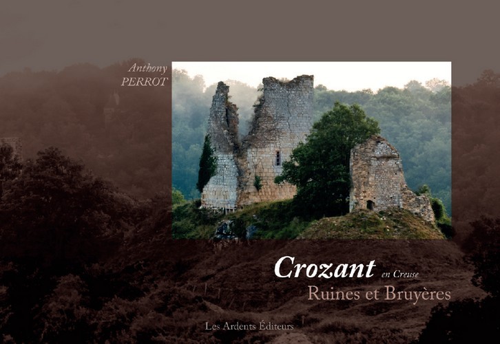 Crozant en creuse. ruines et bruyeres