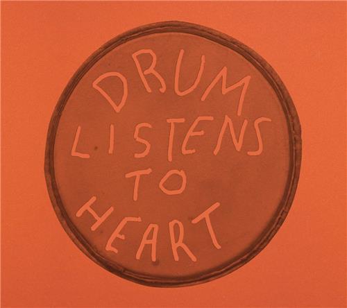 Drum Listens to Heart /anglais