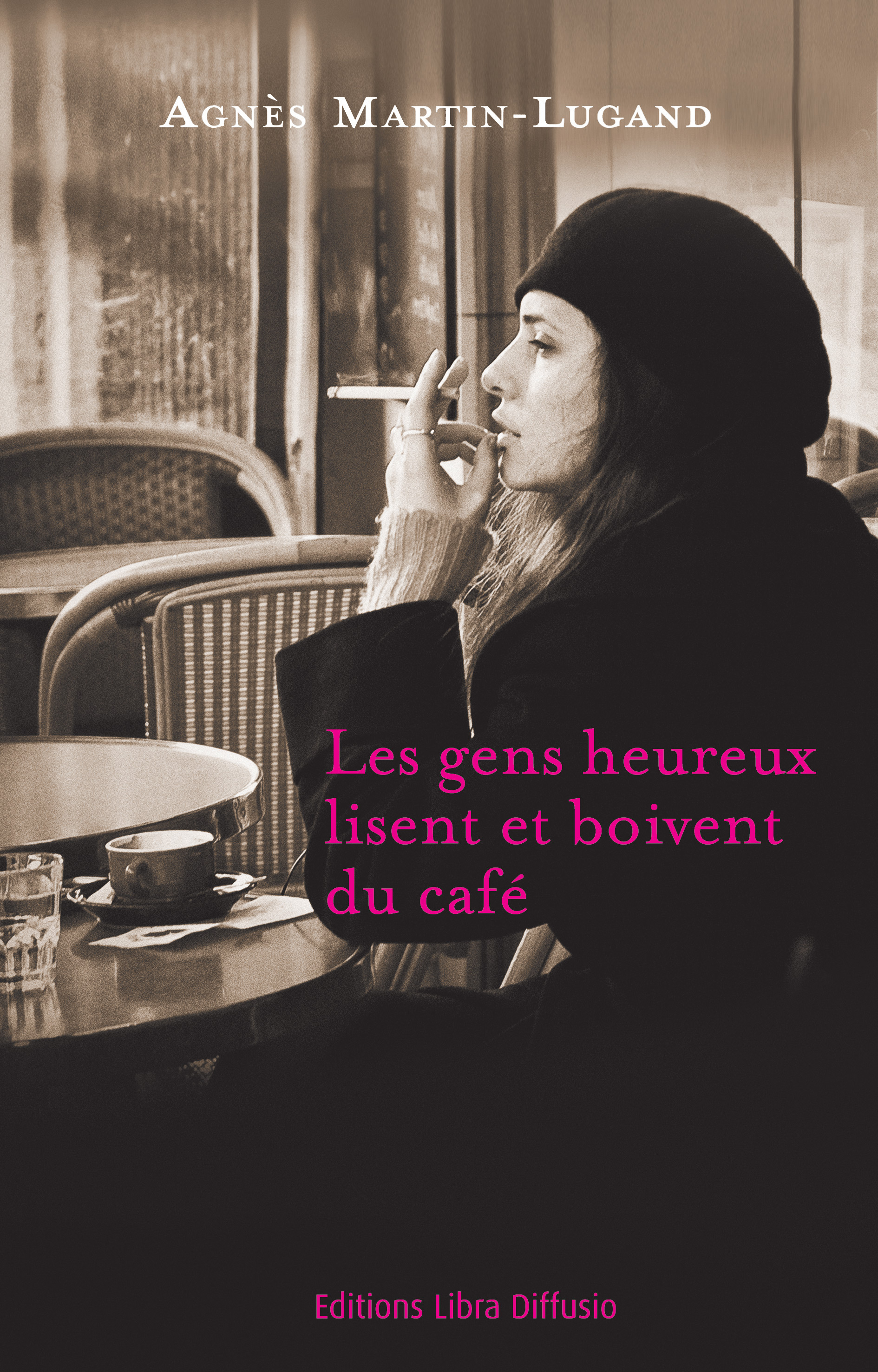 Les gens heureux lisent et boivent du café