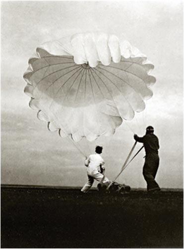 Margaret Bourke-White Twenty Parachutes /anglais