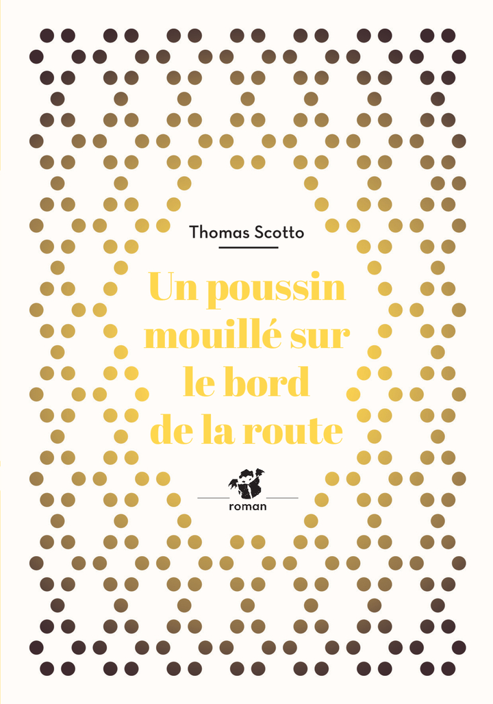 Un poussin mouillé sur le bord de la route