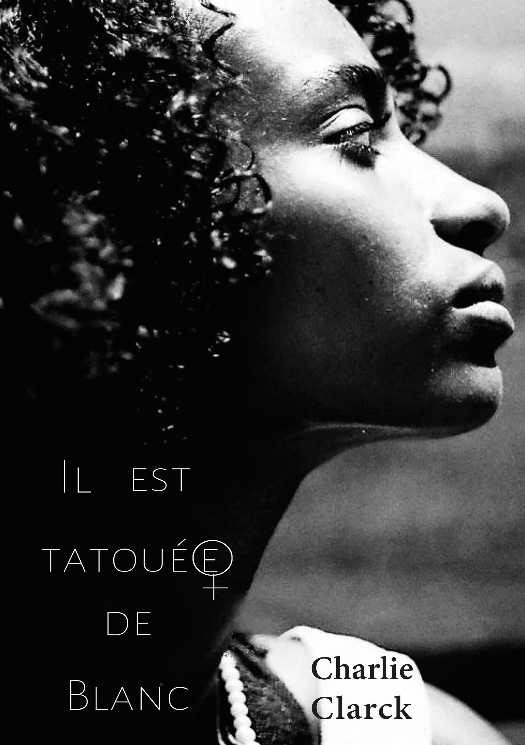 Il est tatoué de blanc