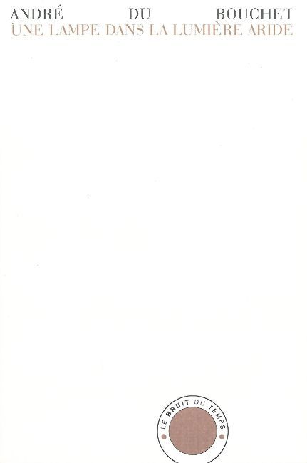 Une lampe dans la lumière aride