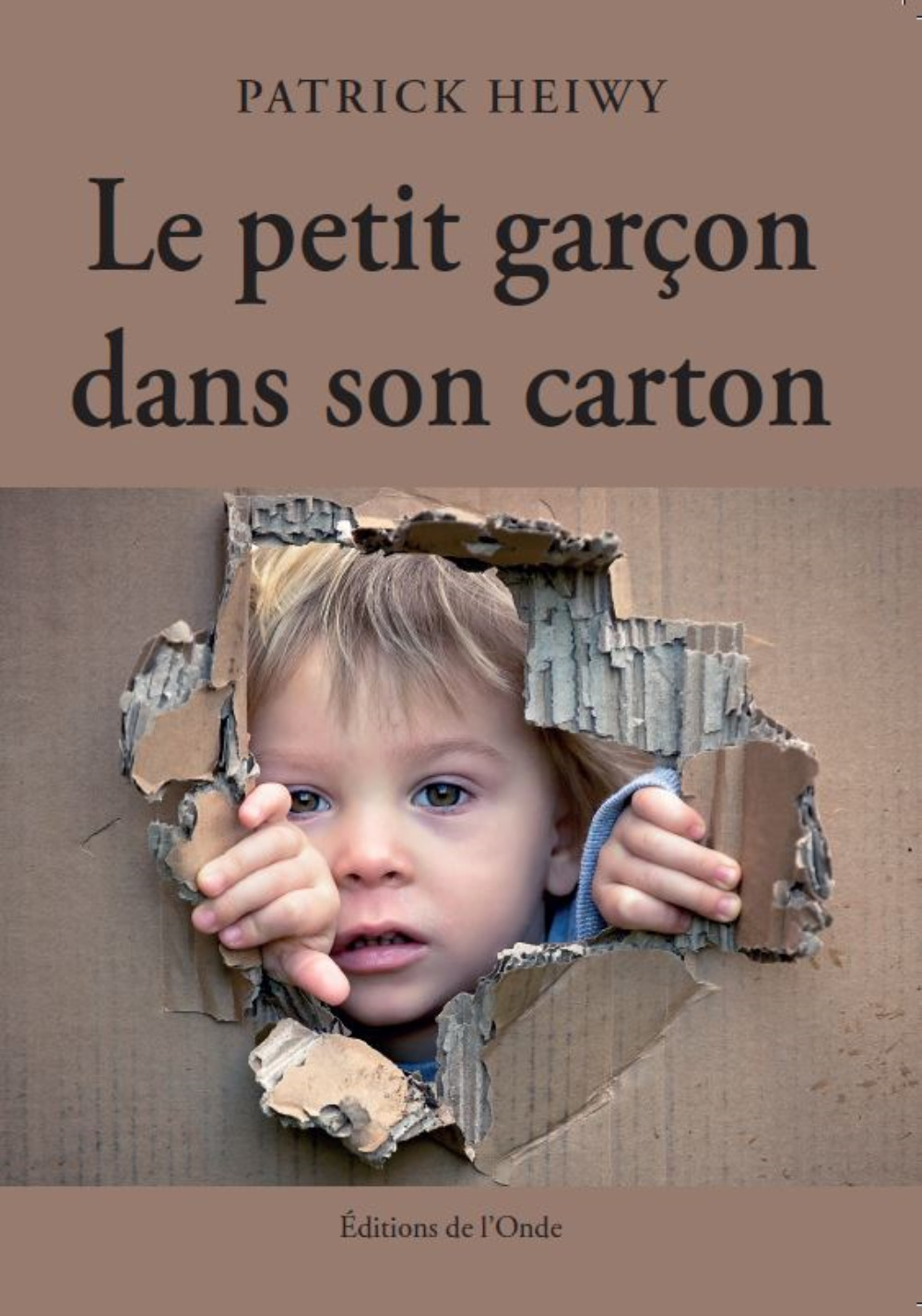 Le petit garçon dans son carton
