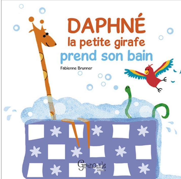 Daphné la petite girafe prend son bain