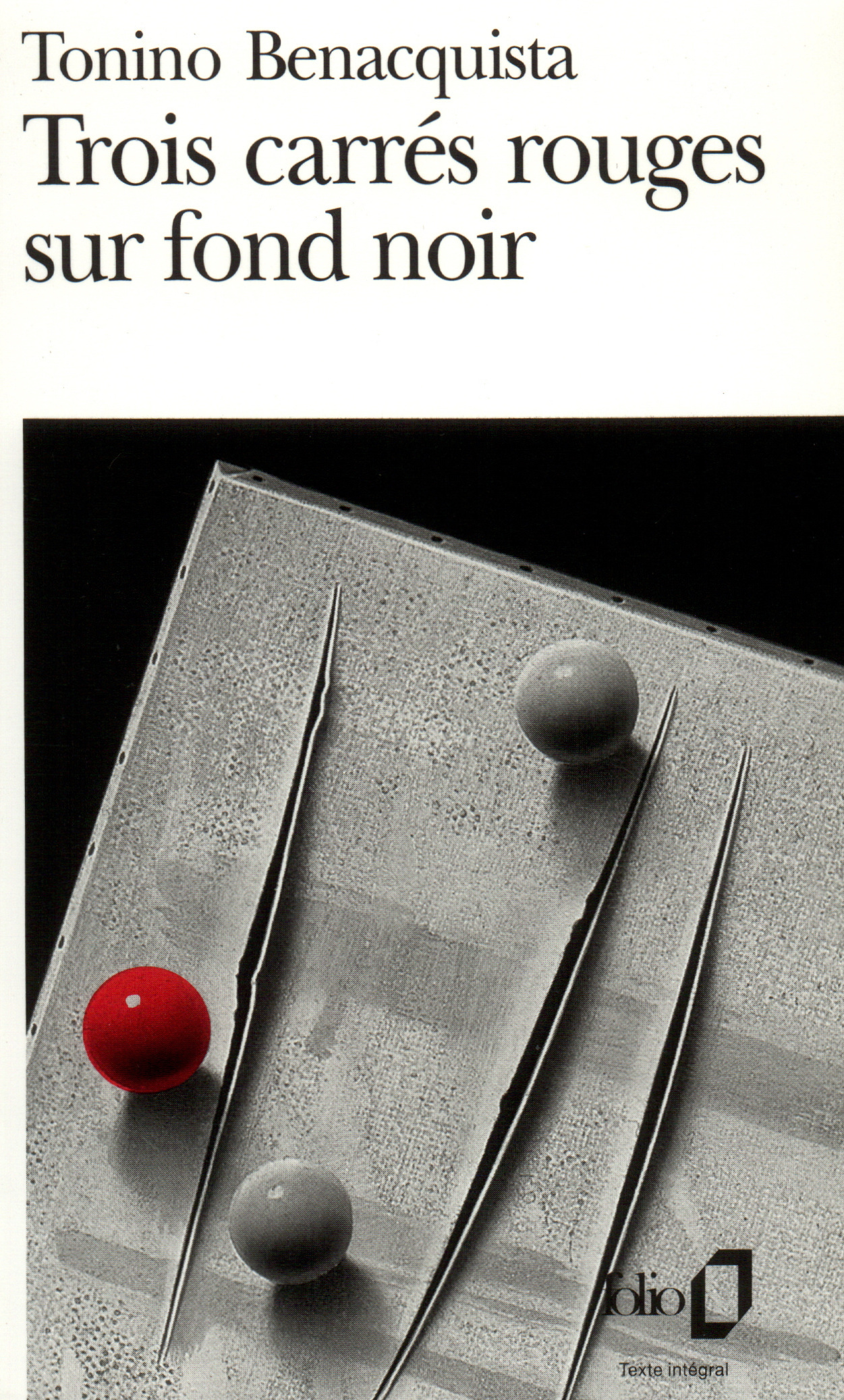 TROIS CARRES ROUGES SUR FOND NOIR