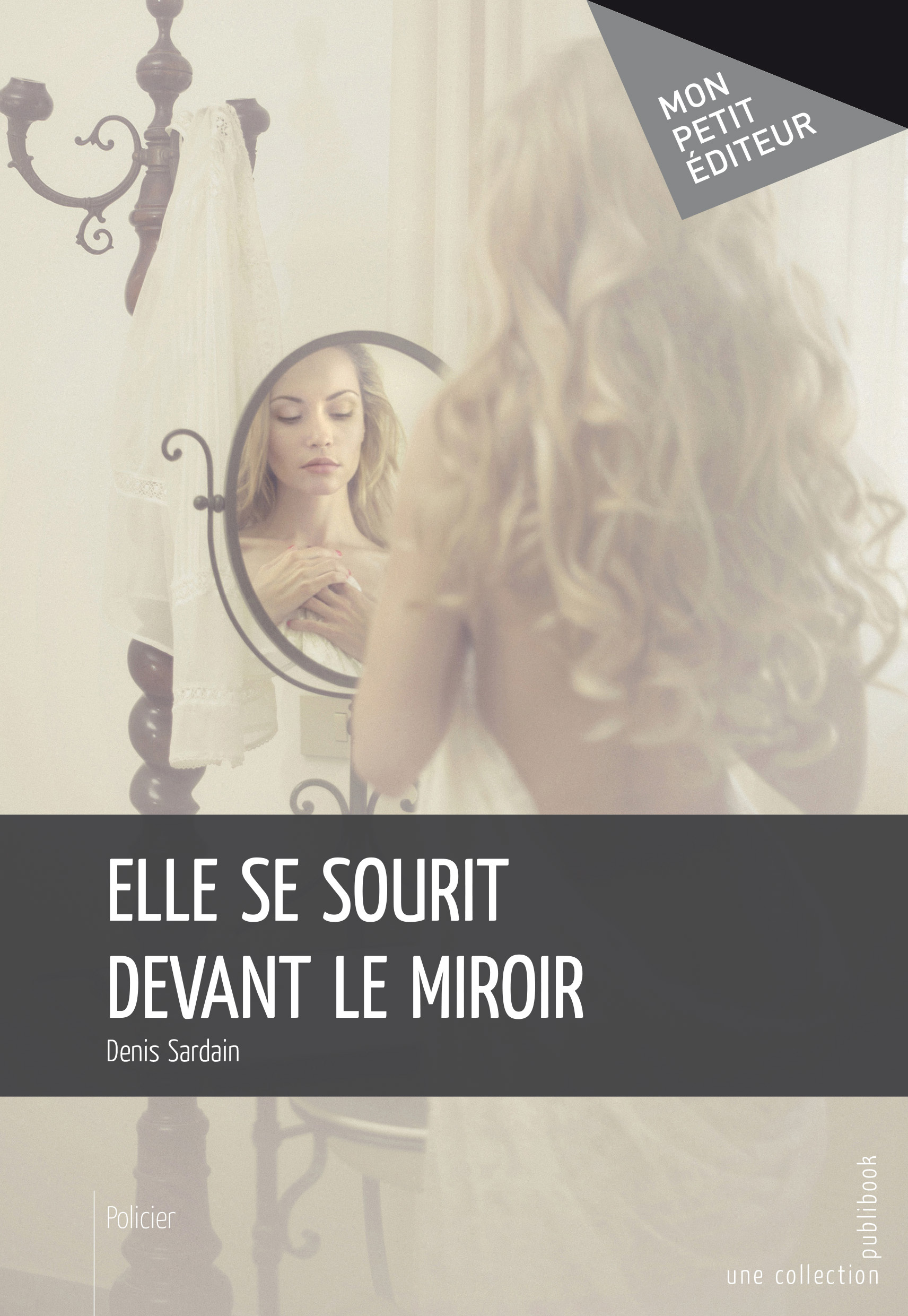 ELLE SE SOURIT DEVANT LE MIROIR