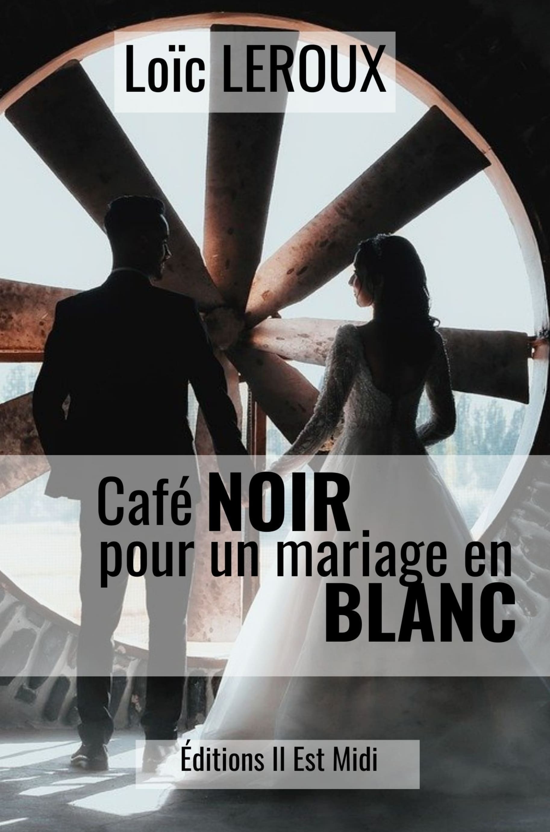 Café noir pour un mariage en blanc