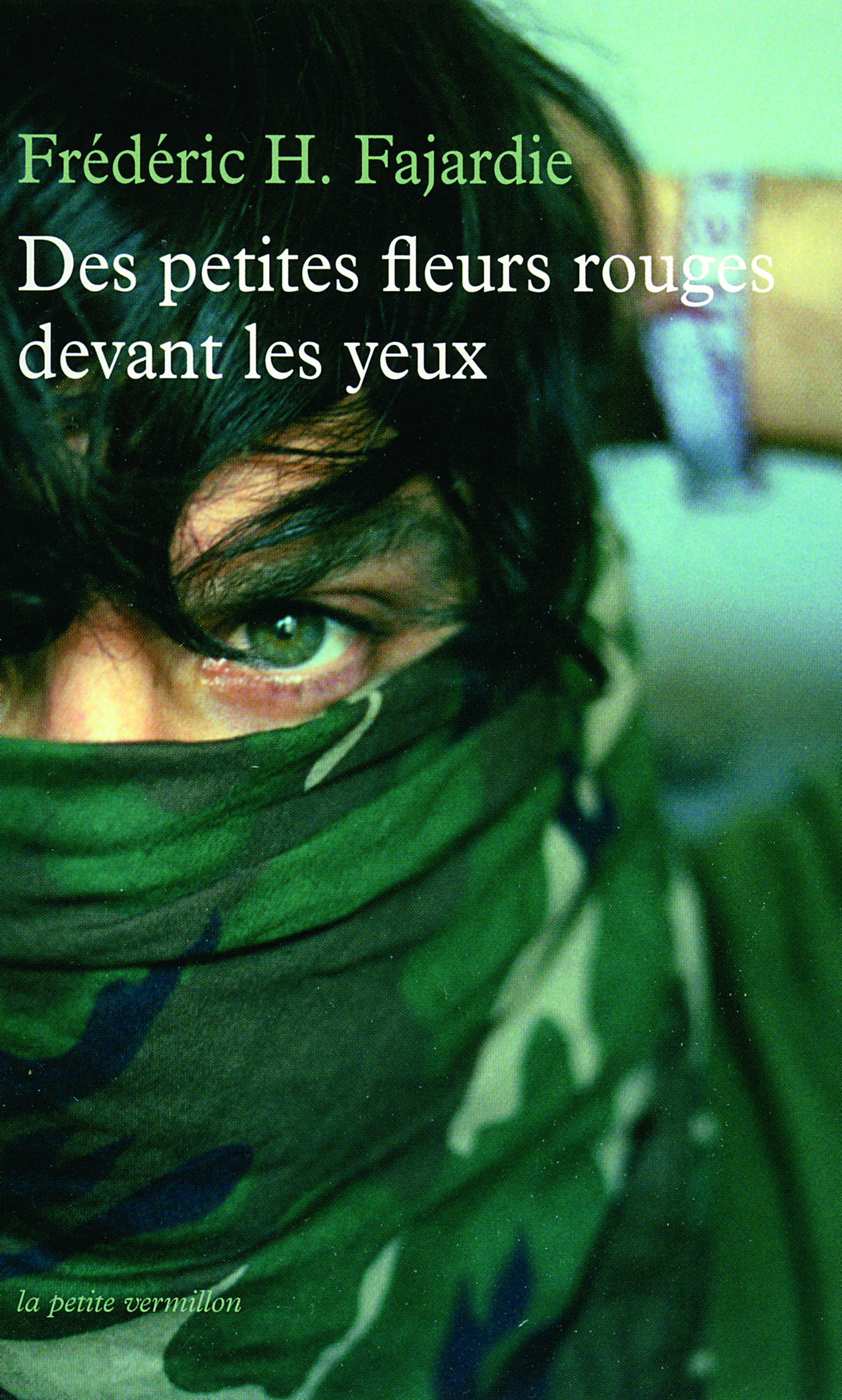 Des petites fleurs rouges devant les yeux