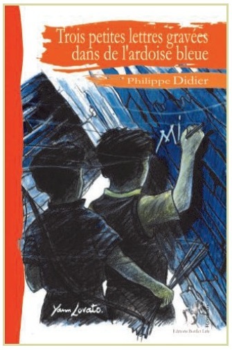 Trois petites lettres gravées dans de l'ardoise bleue