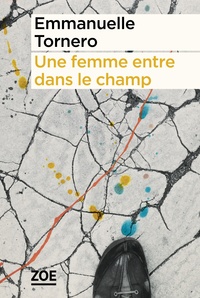 Une femme entre dans le champ