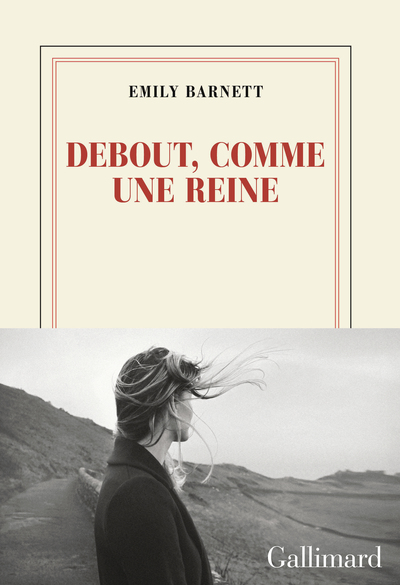 Debout, comme une reine