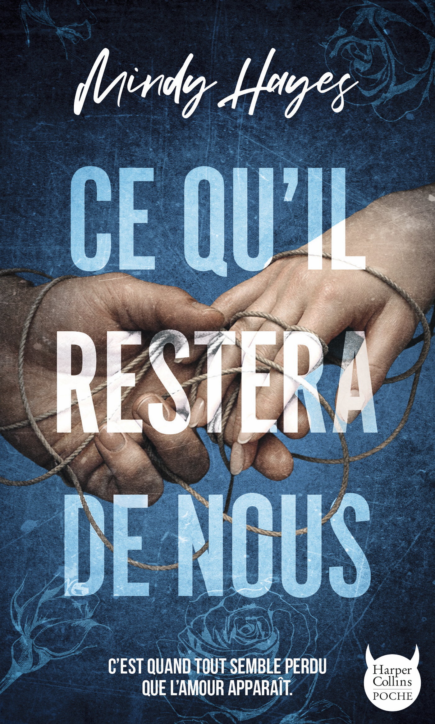 Proximité forcée et une étincelle d'amour dans l'obscurité.
