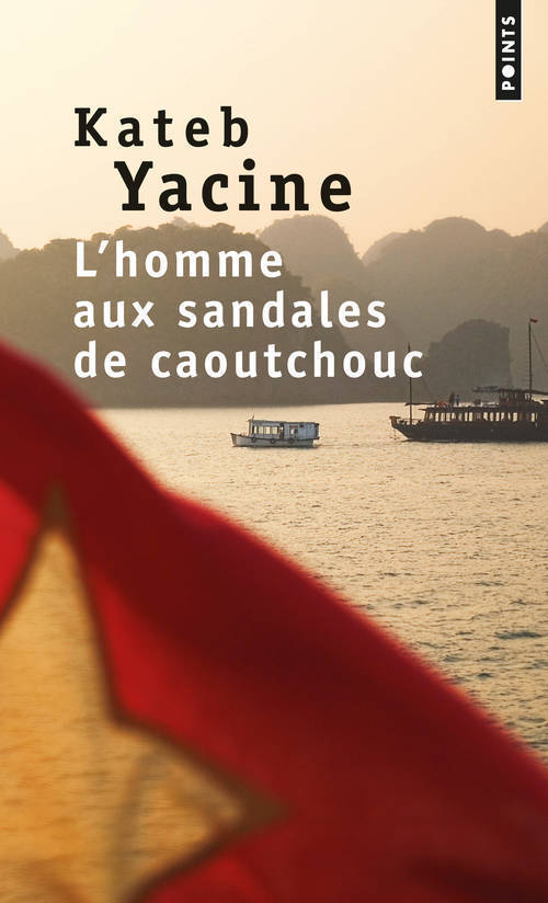 HOMME AUX SANDALES DE CAOUTCHOUC
