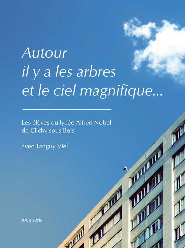 AUTOUR IL Y A LES ARBRES ET LE CIEL MAGNIFIQUE
