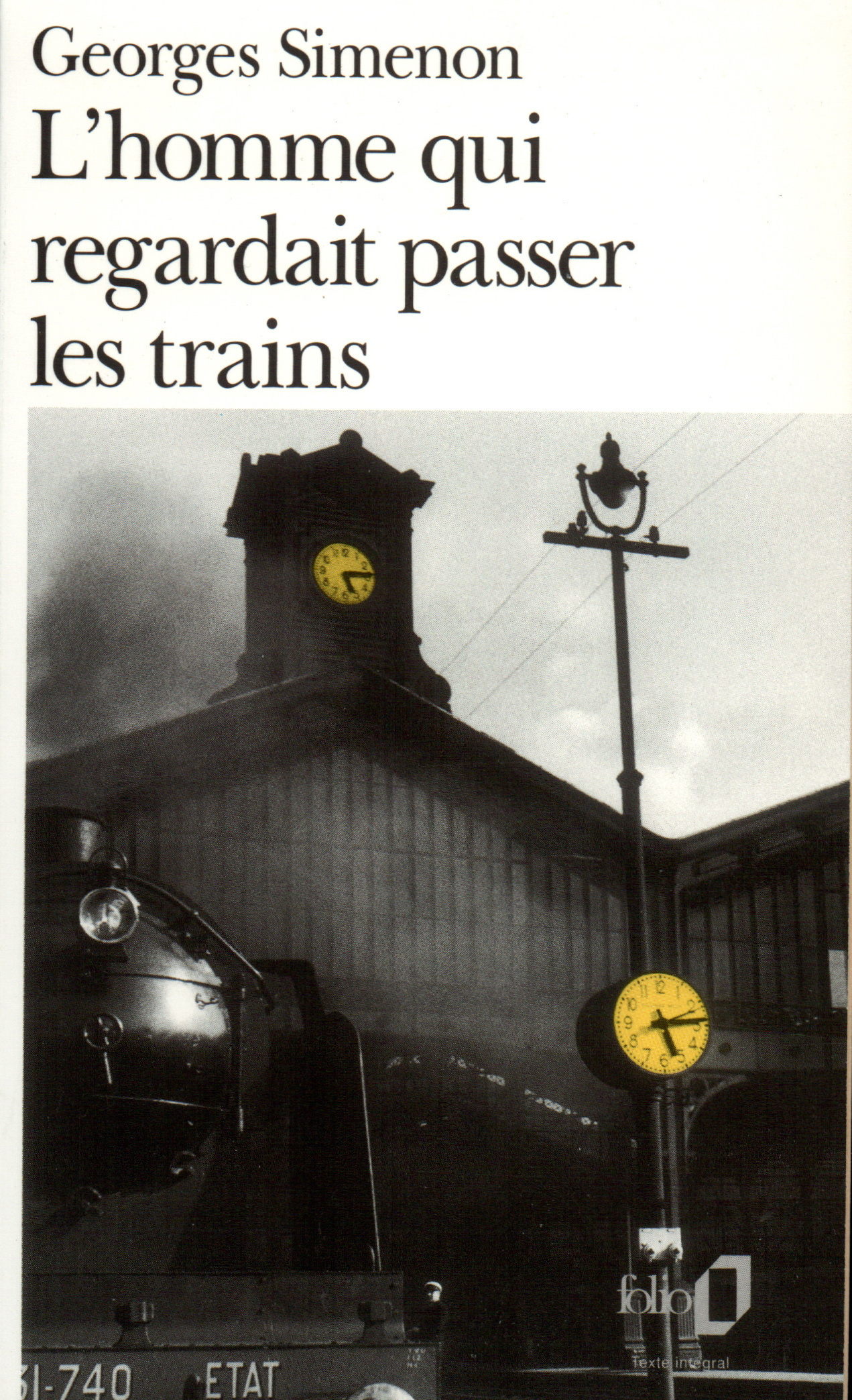 HOMME QUI REGARDAIT PASSER LES TRAINS