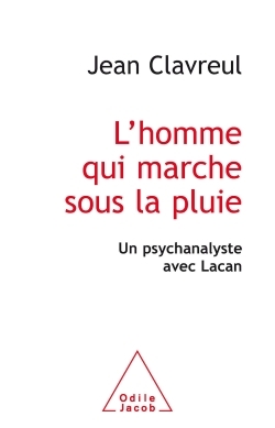 HOMME QUI MARCHAIT SOUS LA PLUIE