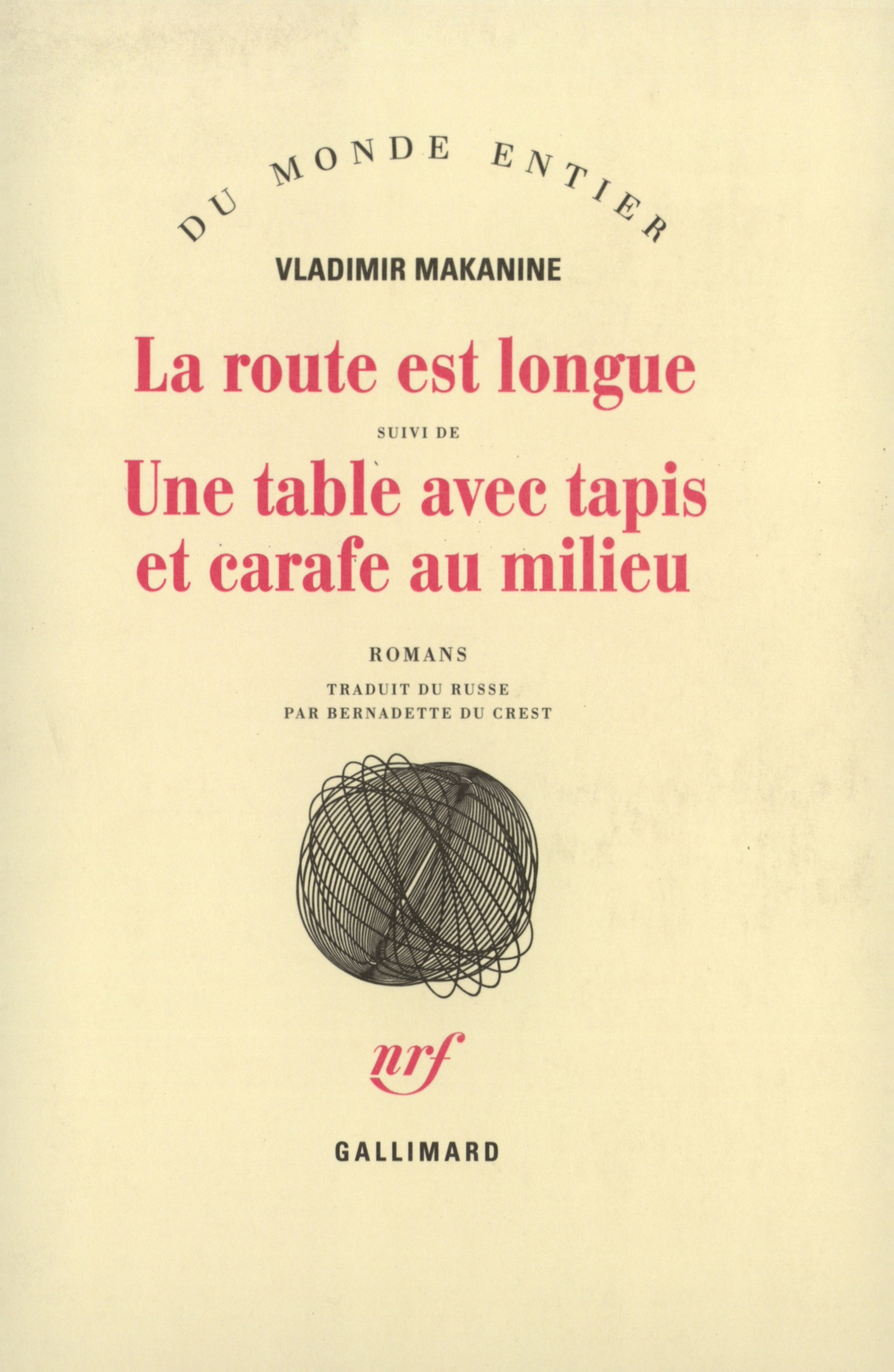 ROUTE EST LONGUE/UNE TABLE AVEC TAPIS ET CARAFE AU MILIEU
