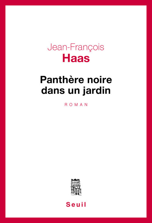 PANTHERE NOIRE DANS UN JARDIN